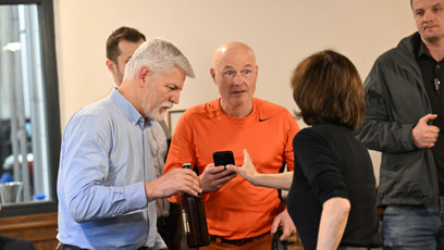 FOTO: Petr Pavel se ochotně fotil s osazenstvem hospody.