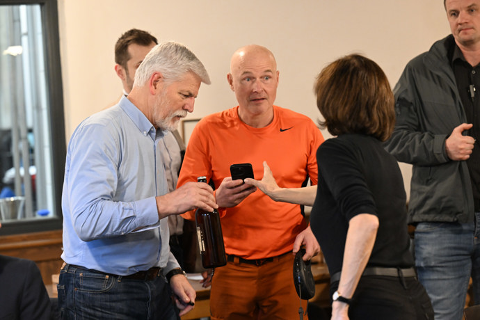 FOTO: Petr Pavel se ochotně fotil s osazenstvem hospody. – stránka 20