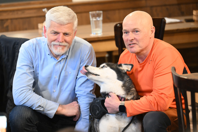 FOTO: Petr Pavel se fotil s lidmi i zvířaty. – stránka 19