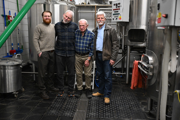 FOTO: Petr Pavel v minipivovaru. – stránka 18