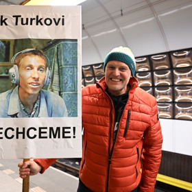 Demonstranti si s transparenty vyhráli. 