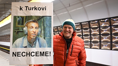 FOTO: Demonstranti si s transparenty vyhráli.