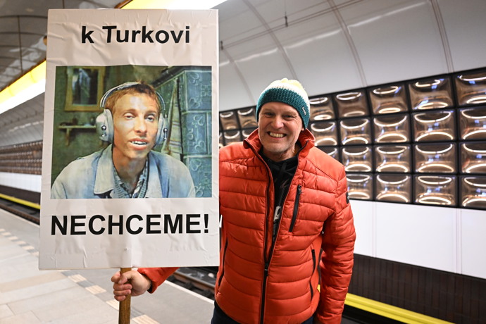 FOTO: Demonstranti si s transparenty vyhráli.