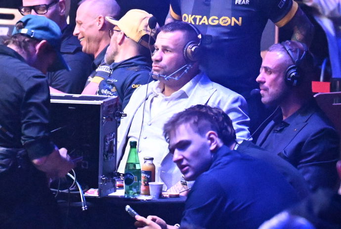 FOTO: MMA zápasník v důchodu Karlos Vémola. – stránka 6
