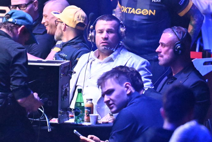 FOTO: Karlos Vémola při komentování Oktagonu 84.