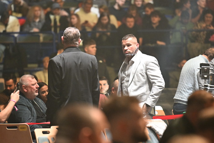 FOTO: Karlos Vémola musí stále nosit kovovou fixaci. – stránka 13