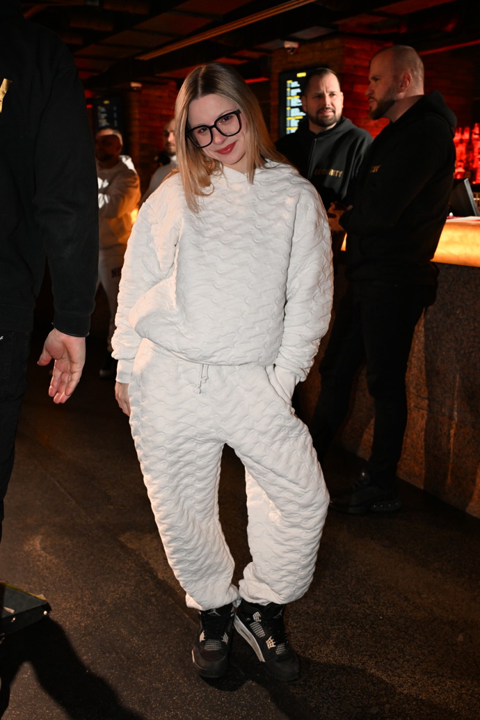 FOTO: Dominika Elischerová alis Mína dorazila s úsměvem od ucha k uchu. – stránka 43