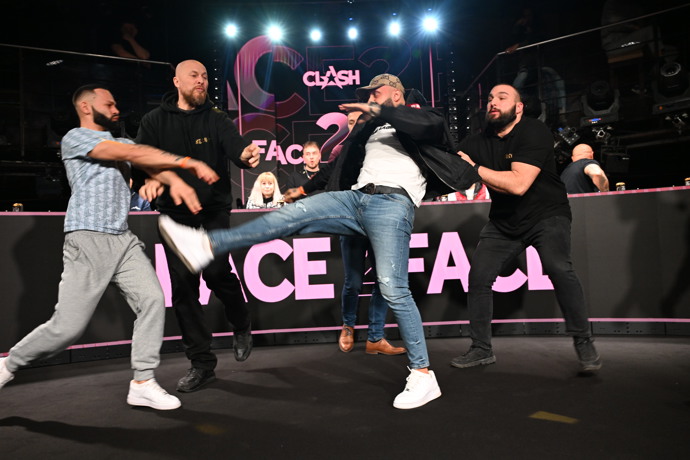 FOTO: Na závěrečné tiskové konferenci Clashe 15 to klasicky pořádně žilo. – stránka 42