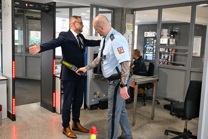 FOTO: Jan Souček u Obvodního soudu pro Prahu 4. – stránka 17