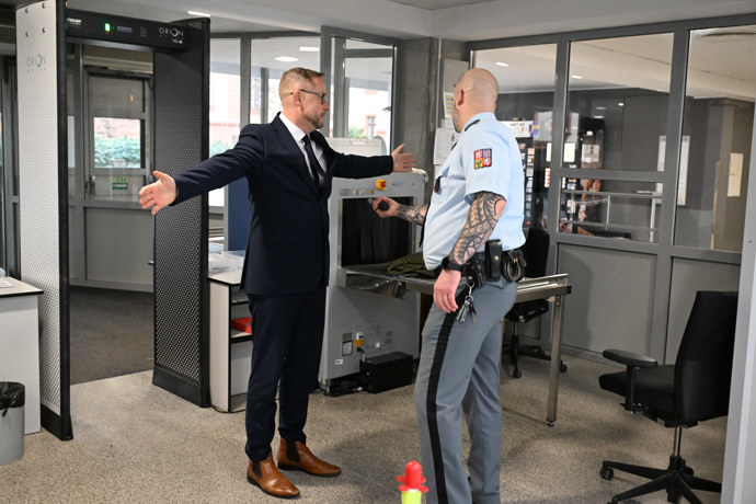 FOTO: Jan Souček u Obvodního soudu pro Prahu 4. – stránka 16