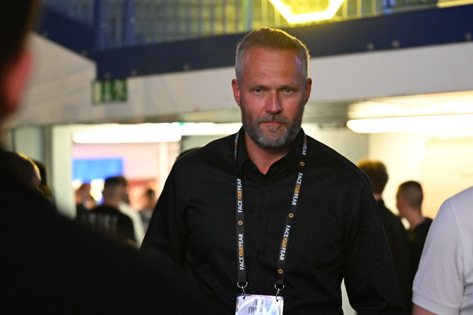 FOTO: Moderátor Ondřej Novotný. – stránka 42