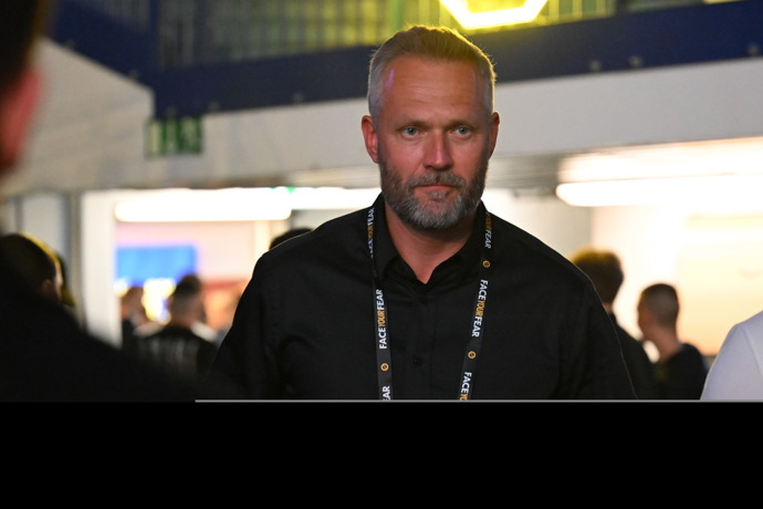 FOTO: Moderátor Ondřej Novotný. – stránka 103