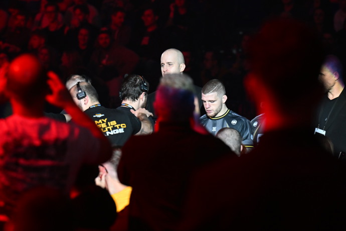 FOTO: Matěj Kuznik při nástupu do klece. – stránka 41