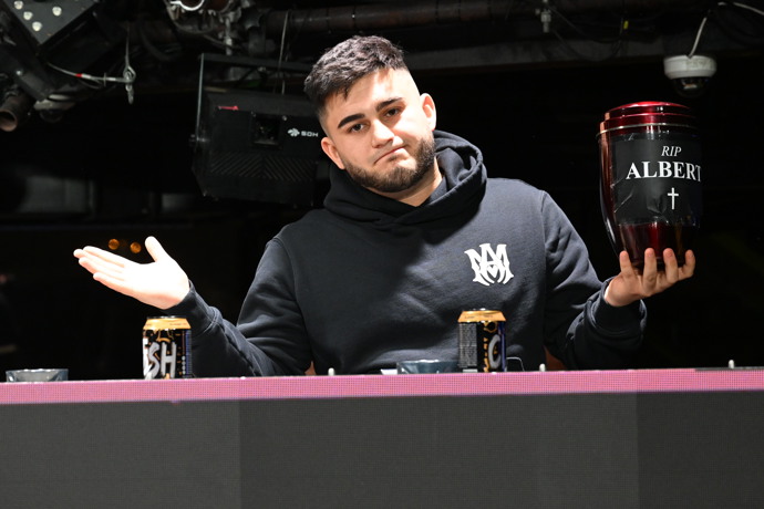 FOTO: Samir Margina přinesl urnu. – stránka 28