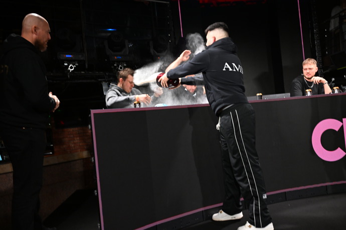 FOTO: Samir Margina předvedl teatrální vystoupení. – stránka 21