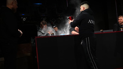 FOTO: Samir Margina obsah urny vysypal na Tadeáše Veselého.