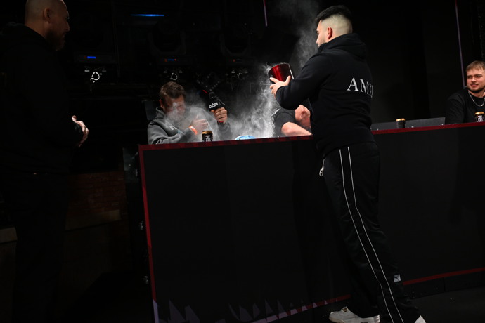 FOTO: Samir Margina obsah urny vysypal na Tadeáše Veselého. – stránka 19