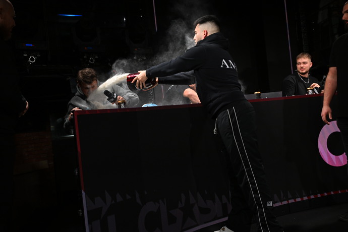 FOTO: Samir Margina obsah urny vysypal na Tadeáše Veselého. – stránka 18