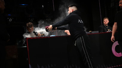 FOTO: Samir Margina obsah urny vysypal na Tadeáše Veselého.