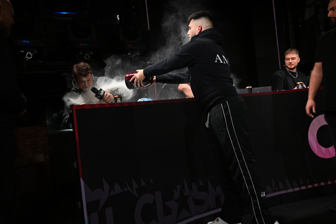 FOTO: Samir Margina obsah urny vysypal na Tadeáše Veselého. – stránka 17