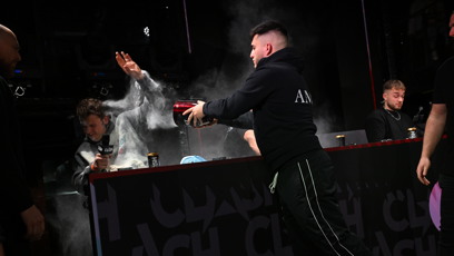 FOTO: Samir Margina obsah urny vysypal na Tadeáše Veselého.