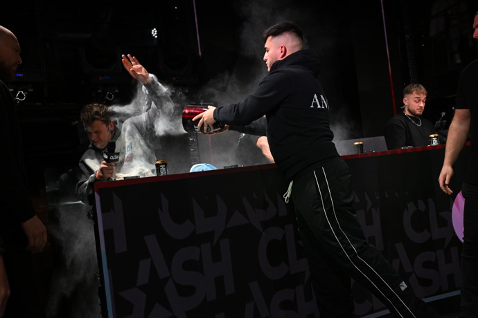 FOTO: Samir Margina obsah urny vysypal na Tadeáše Veselého. – stránka 16