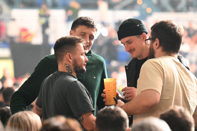 FOTO: Matěj Peňáz a Andrej Kalašnik s fanoušky. – stránka 38