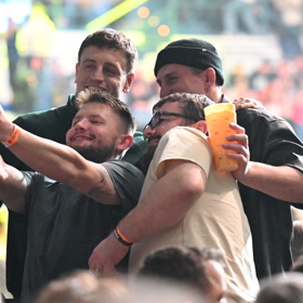 Zápasník Peňáz a Kalašnik se na Oktagonu 84 fotili s fanoušky.