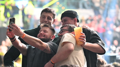 FOTO: Zápasník Peňáz a Kalašnik se na Oktagonu 84 fotili s fanoušky.