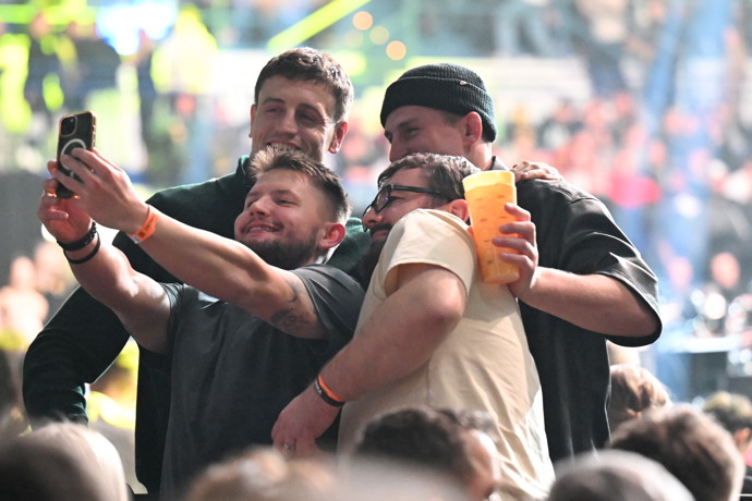 FOTO: Zápasník Peňáz a Kalašnik se na Oktagonu 84 fotili s fanoušky. – stránka 37