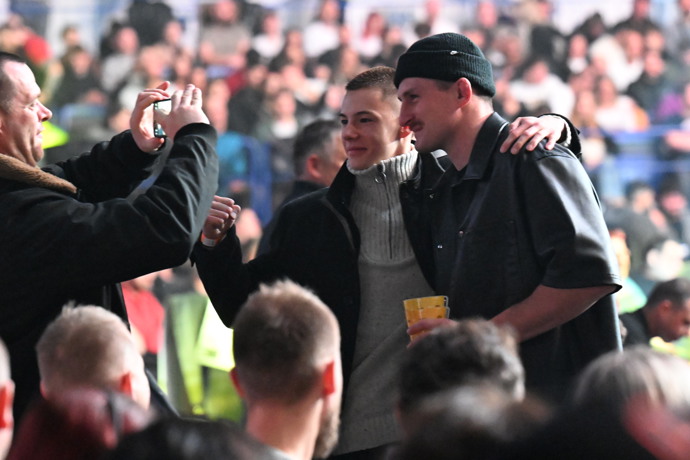 FOTO: Andrej Kalašnik s fanouškem. – stránka 36