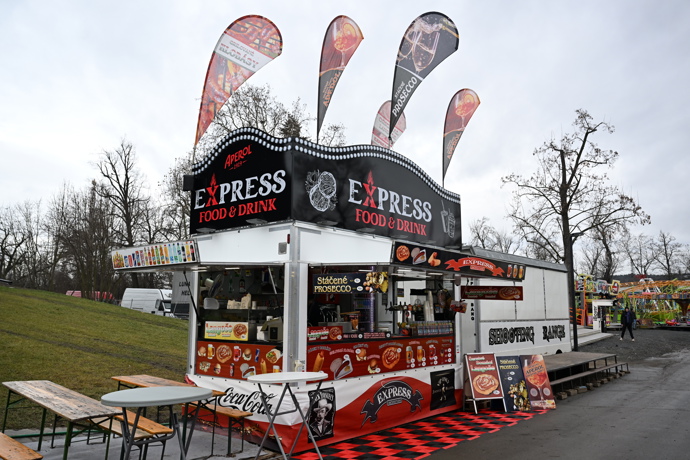 FOTO: Matějská pouť má desítky stánků s jídlem. – stránka 42