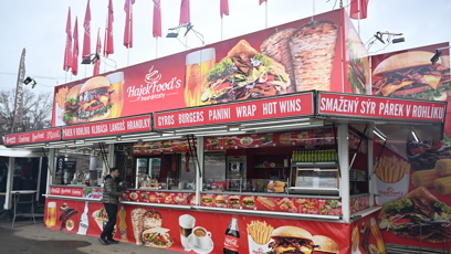 FOTO: Hamburgery a hranolky najdete na Matějské pouti nejčastěji.