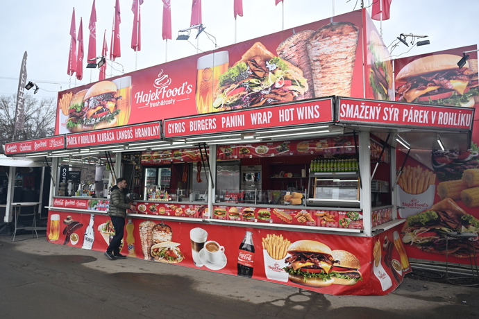 FOTO: Hamburgery a hranolky najdete na Matějské pouti nejčastěji. – stránka 31