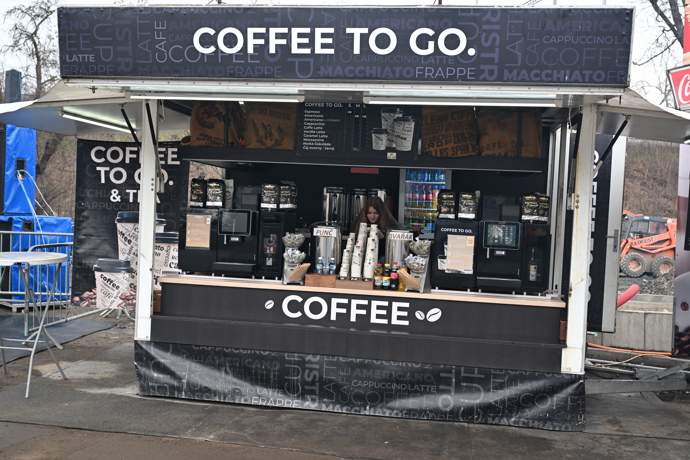 FOTO: Stánek s kávou. – stránka 30