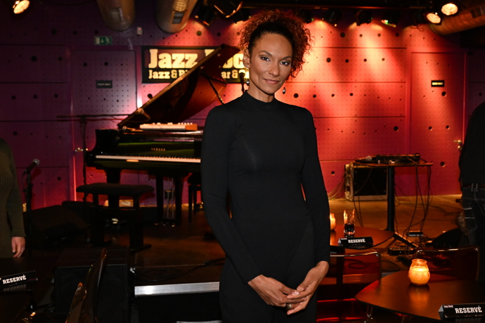 FOTO: Lejla Abbasová vystoupila na koncertu pro Súdán. – stránka 15