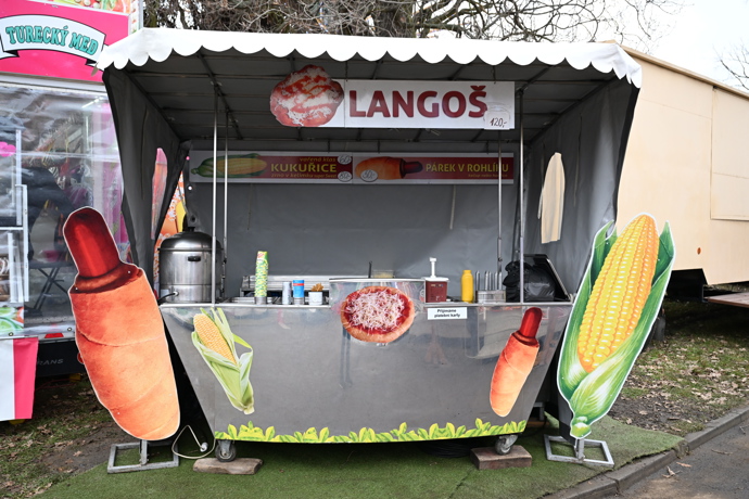 FOTO: Stánek s párky a langoši. – stránka 19