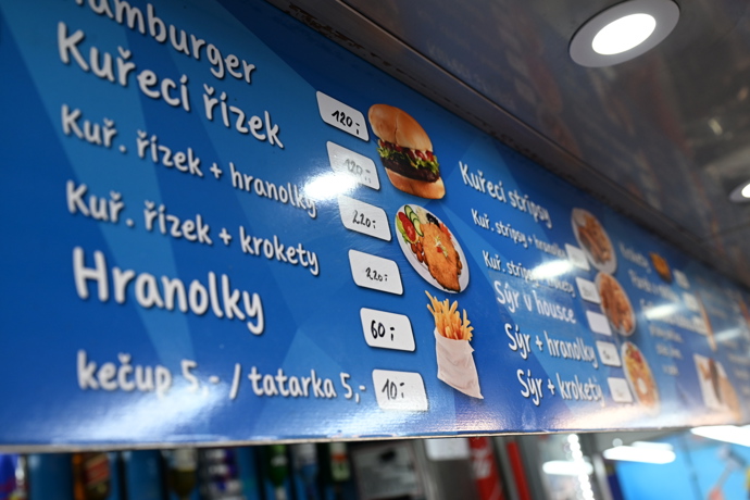 FOTO: Někde nabízí i kuřecí řízky. – stránka 17