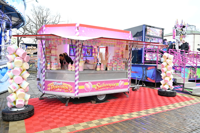 FOTO: Stánek se sladkostmi. – stránka 16