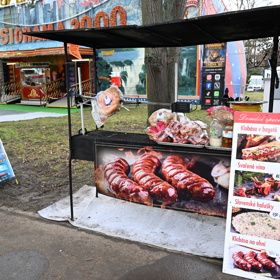 Na Matějské pouti najdete i gril.