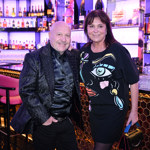 Hitmaker přišel po boku své manželky Marcely. 