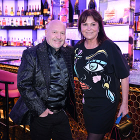 Hitmaker přišel po boku své manželky Marcely. 