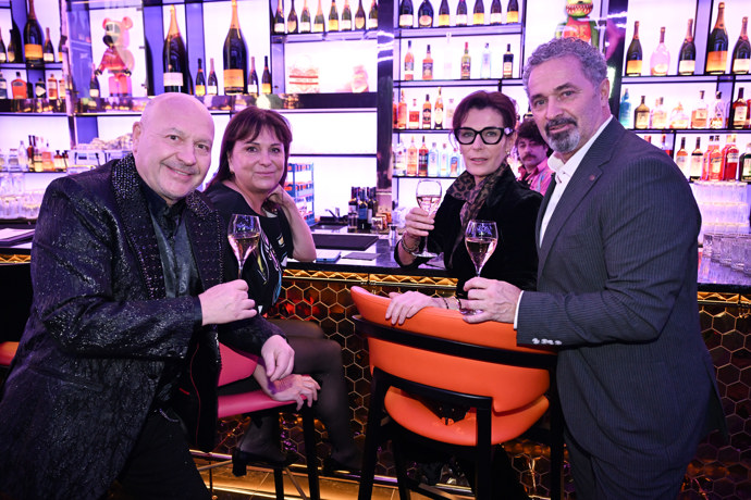 FOTO: Michal a Marcela Davidovi po boku Martina a Daniely Dejdarových. – stránka 2