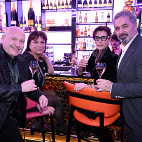 Hitmaker Michal David si nechal parfém na míru umíchat po vzoru Martina Dejdara. Na akci nesměla chybět ani jeho manželka. 