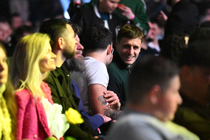 FOTO: Matěj Peňáz při konverzaci s Calinem. – stránka 30