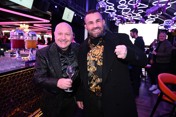 FOTO: Karlos Vémola zapózoval s Michalem Davidem. – stránka 9