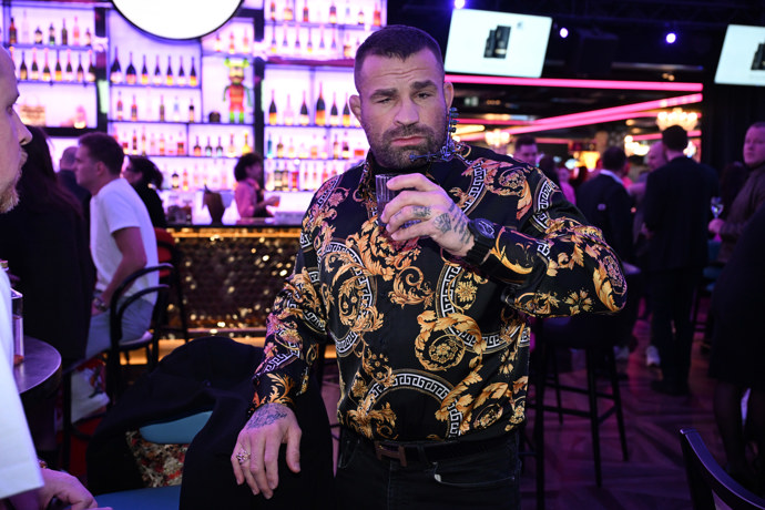 FOTO: Bijec si po propuštění užívá společenského života. – stránka 35