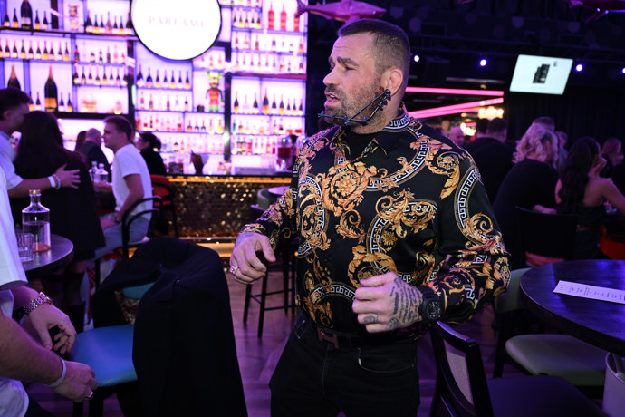 FOTO: Karlos Vémola. – stránka 33