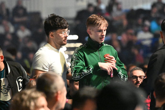 FOTO: Zápasník Jakub Batfalský se zpěvákem Calinem. – stránka 28