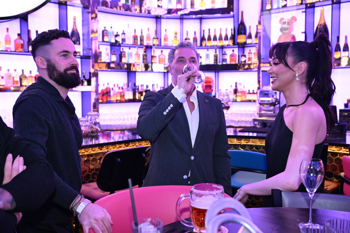 FOTO: Veronica Biasiol po boku Matěje Dejdara a jeho tatínka Martina Dejdara. – stránka 12